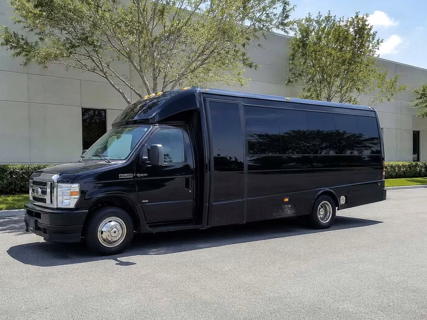 lima 18 passenger minibus rental